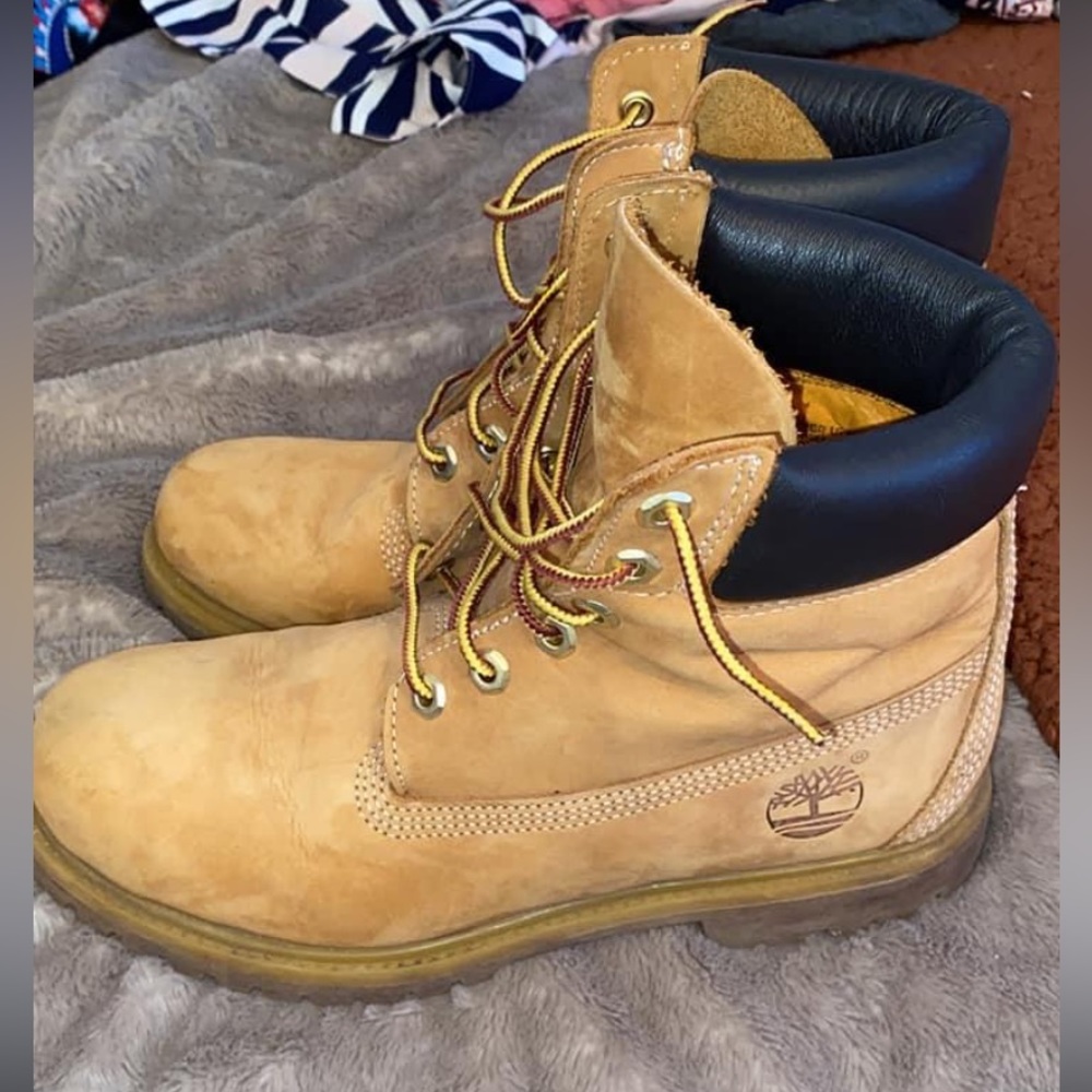 Women’s size 9 Timberland boots.